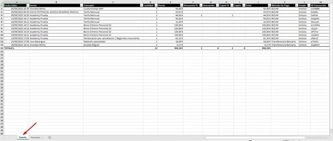 A detailed spreadsheet-style interface displaying a payment management table with columns labeled Fecha Valor, Cliente, Concepto, Cantidad, Devolución, Abonos, Pagos, Total, Método de Pago, Estado, and ID Transacción, showing entries for clients like 'Academy Profile' and 'José Batanga' with payment methods such as 'Tarifa Mensual', 'Bono Entreno Personal 20', and 'Transferencia Bancaria', with statuses like 'Exitoso' and 'Pendiente', and totals calculated at the bottom; the interface includes a red arrow pointing to a 'Detalles' button at the bottom left, suggesting expandable transaction details, within a software dashboard context for managing client payments in Trainingym Payments.